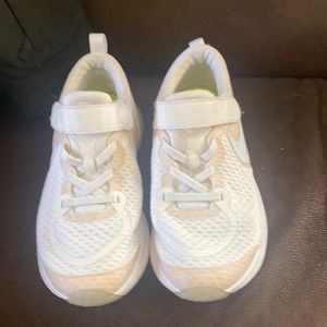 White Nike tennis shoe